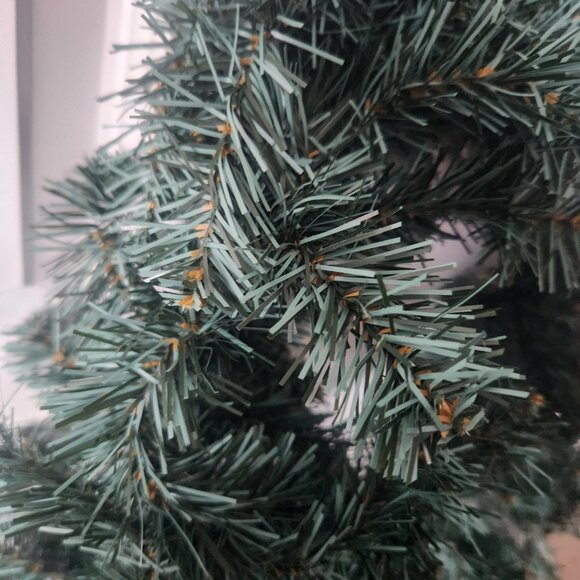 9ft Christmas Garland. Flexible and In Great Condition. Pre-owned - Picture 2 of 5